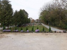 Nowe nasadzenia i ogrodzenie na cmentarzu w Rusowie