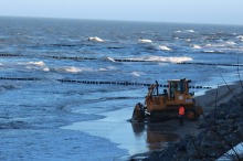 Trwają prace związane ze sztucznym zasilaniem plaży w Ustroniu Morskim